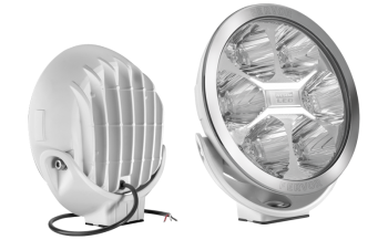 Drogowy reflektor z diodami LED w białej obudowie (liczba cechowania 50)